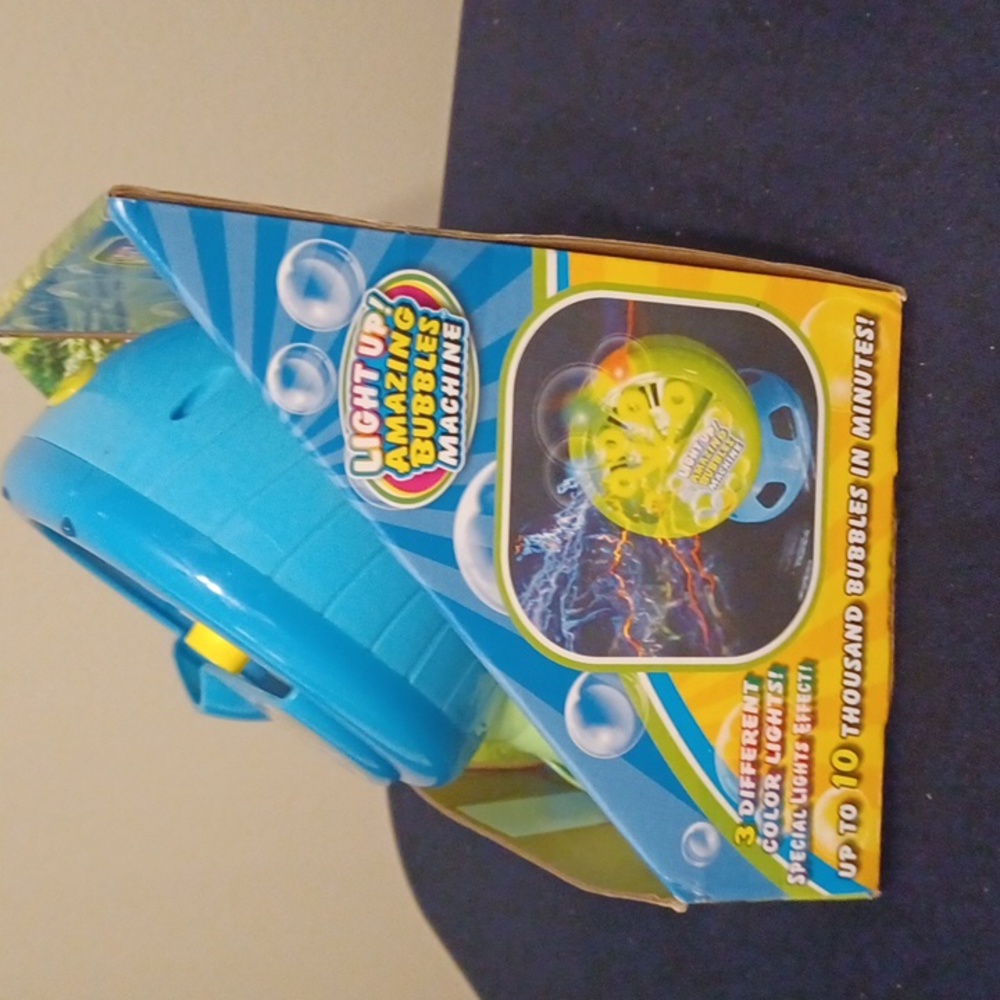 Amazing Bubbles Machine - Picture 2 of 3